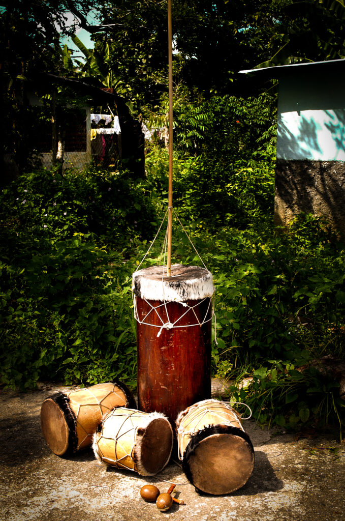 Tamboras de Parranda y Furruco: 
Básicamente son dos (pero no se limita a este número el número de tamboras que pueden ser incorporadas). Parecidas a las tamboras de fulía pero de mayor Tamaño, que junto al Furruco alegran el espíritu del barloventeño, durante las fiestas decembrinas. Se tocan por ambos parches; uno con una baqueta de chupón de cacao y la otra con la mano. Estas tamboras guardan similitud con muchos instrumentos de África occidental, por ejemplo los Malinké, mandé o como mejor se conocieron aquí, Los mandingas, los cuales tienen instrumentos similares llamad os Dundumbá; también tenemos los tambores Bèmbé, Iyesa de los Yoruba y los tambores Gamgan de Togo. 
En el Furruco observamos un doble origen, por una lado el Congolés del instrumento llamado 
Kinfuiti, antecedente directo de la Cuica brasileña; he de hacer notar que los abakuá posee un 
instrumento ritual conocido como el “Ekué” que emite un bramido similar al Furruco, sin em bargo no existe hasta ahora documentación que avale la llegada significativa de gente Efik ó E fók a tierras Barloventeñas. Por otro lado tenemos la Zambomba española que es un instrumento construido de una especie de tinaja de barro cerrada por un extremo con una piel tensa, qu e tiene en el centro, bien sujeto, una caña (o carrizo), que, si es frotada con la mano humedecida, produce un sonido fuerte y monótono. Al igual que el Furruco venezolano la Zambomba e s tocada en época decembrina. Además de las Tamboras y el Furruco, la Parranda se acompaña de Cuatro, Charrasca y Maracas. Su composición por lo general reposa en las estructuras d e solo y coro con cuartetas pero admite otras formas de composición dependiendo de la crea tividad del autor. El Furruco mide aproximadamente entre 70 y 80 cm. de alto y más de 35 c m. de diámetro, dependiendo esto del gusto de los parranderos. Hoy día en algunas agrupaciones observamos más de un Furruco. 