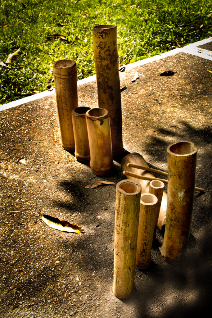 El Kitiplá:
Son unos bambúes cortados de diferentes tamaños que dan diferentes tonalidades al ser percutidos contra el suelo u otra superficie sólida. Sus nombres y formas de tocarse varían de acuerdo a la población donde se interpreten, coincidiendo solamente en la base rítmica de los bambúes más pequeños llamados Kitiplá.
Algunos nombres que se les dan en los diferentes pueblos de la región son: El Kitiplá, la Prima o Hembra para la base rítmica, y el Puja’o, Macho o Trama’o para los instrumentos solistas. Estos instrumentos se ejecutan en todo el territorio Barloventeño y podríamos decir que so n los sustitutos de los tambores Culo e’ Puya. 
Su posible origen étnico se encuentra en Ghana específicamente en la Región de Mesomagor Muchas tonadas de Kitiplá son las mismas que se utilizan en el Culo e Puya, pero hay que recordar que aunque muchas melodías y tonadas se han perdido, el Kitiplá tiene sus propias melodías, aún cuando la estructura de versos del coro y el solista sea similar a la del Culo e Puya. 