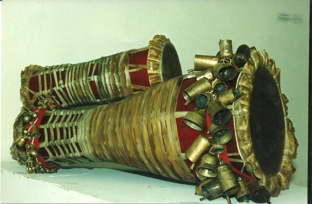 Los tambores Batá afrocubanos, incorporados al panorama musical venezolano desde la década de los años 80, han sido asimilados con gran sensibilidad y creatividad dentro de nuestras expresiones artísticas, musicales y artesanales tradicionales. Actualmente, forman parte integral de nuestro repertorio cultural, no solo como instrumentos de percusión, sino como vehículos de identidad y herencia afrodescendiente. En Venezuela, estos tambores son elaborados y afinados con esmero, utilizando cuero legítimo de producción nacional, lo que garantiza su autenticidad sonora.